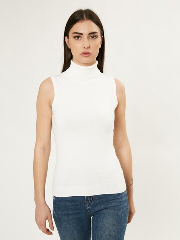 Influencer Sweater in White: front