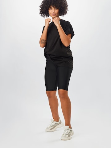 Urban Classics Skinny Shorts in Schwarz