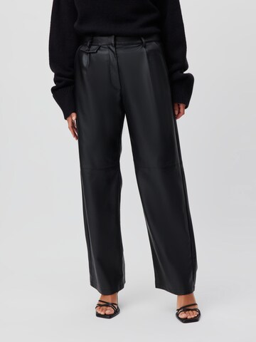 Loosefit Pantaloni con pieghe 'Viola' di LeGer by Lena Gercke in nero: frontale