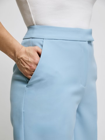 Wide leg Pantaloni con piega frontale 'Vicky' di ABOUT YOU x Iconic by Tatiana Kucharova in blu