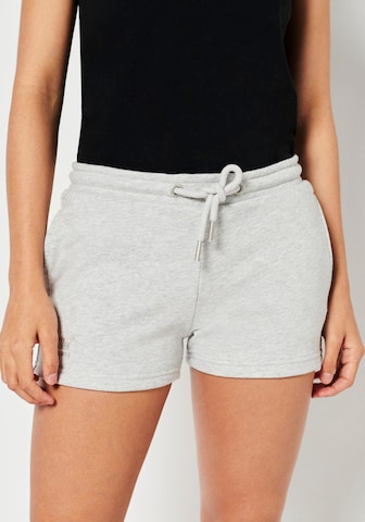 Superdry Regular Shorts in Grau: predná strana