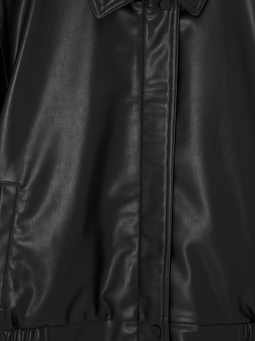 Pull&Bear Přechodná bunda – černá
