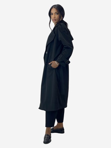 Elara Tussenmantel in Zwart