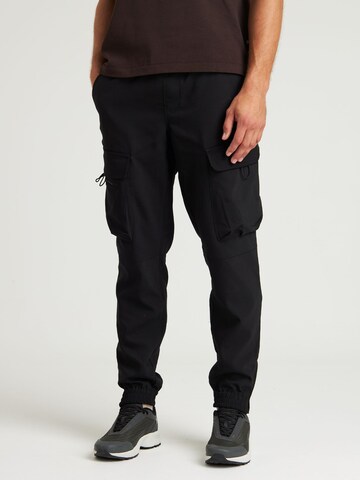 CHASIN' Tapered Cargobroek 'Rift.L Flow' in Zwart: voorkant
