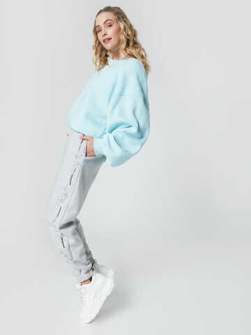 florence by mills exclusive for ABOUT YOU Tapered Bukser 'Lilli' i grå