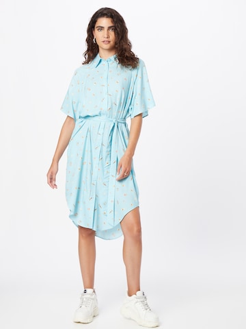 Monki - Vestidos camiseiros em azul: frente