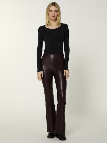 Nur Die Flared Vegane Flared Leggings in Leder-Optik ' NUR DIE x KILIAN KERNER ' in Rot: Vorderseite