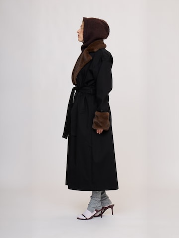 Manteau mi-saison ' OonaRS ' Résumé en noir : sur le côté