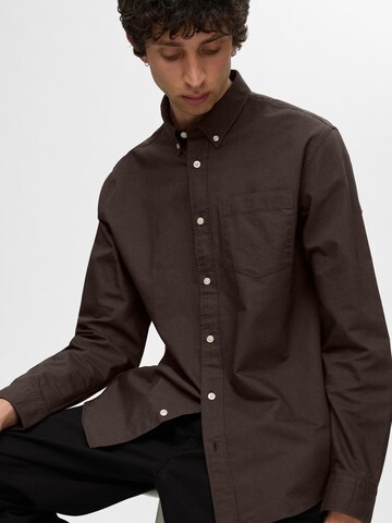 SELECTED HOMME Средняя посадка Рубашка 'SLHRICK' в Коричневый