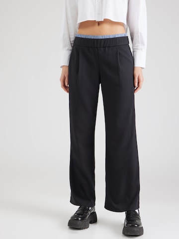 HOLLISTER Loose fit Pleat-front trousers in Black: front