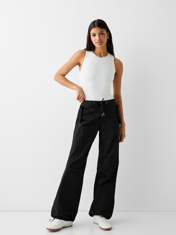 Bershka Voľný strih Nohavice - Čierna
