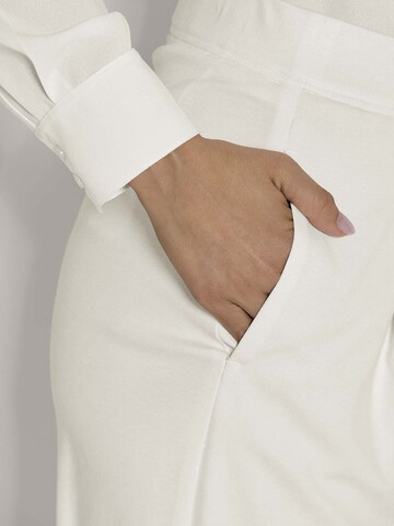 MADELEINE Tapered Hose in Weiß