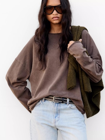 Pull&Bear Тениска в кафяво: отпред