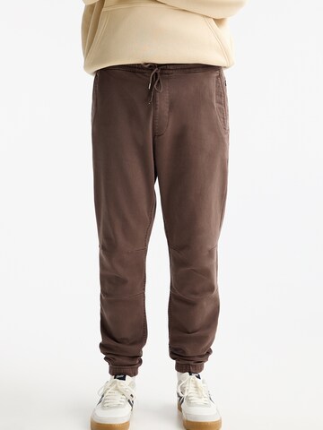 Effilé Pantalon Pull&Bear en marron : devant