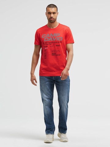 Tricou de la CAMP DAVID pe roșu
