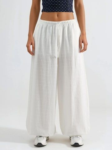 Busem - Perna larga Calças em branco: frente