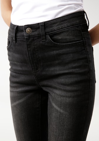 KangaROOS Skinny Jeans in Schwarz