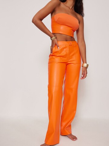 NA-KD Regular Hose in Orange: Vorderseite