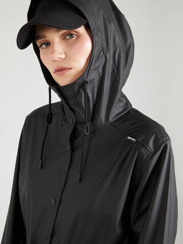 aim'n Raincoat in Black