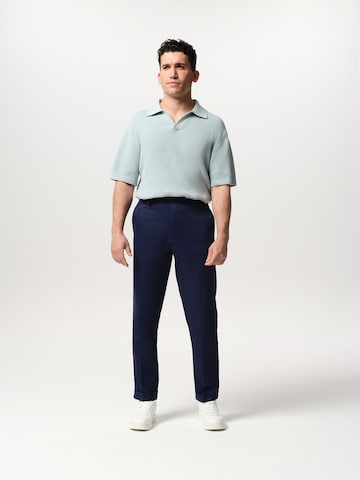 Regular Pantalon à plis 'Rico' ABOUT YOU x Jaime Lorente en bleu