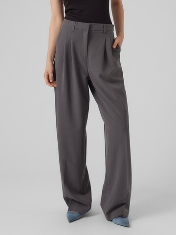 VERO MODA Wide leg Pleat-Front Pants 'TROIAN' in Grey: front