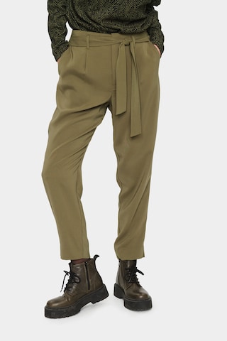 regular Pantaloni con pieghe di SAINT TROPEZ in verde: frontale