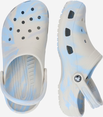 Crocs Pantofle 'Classic Marbled' – modrá