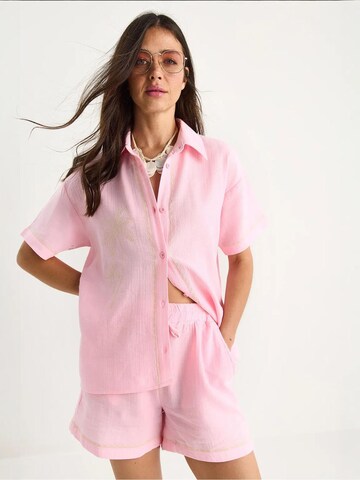 Completo pantalone di Bianco Lucci in rosa: frontale