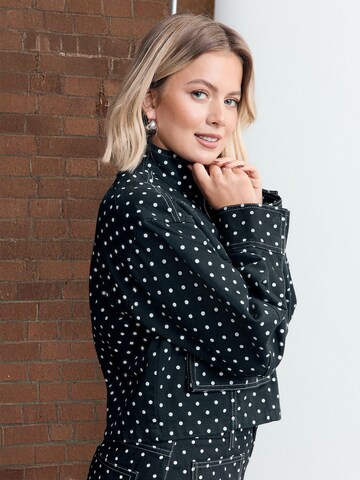 melns Next Starpsezonu jaka