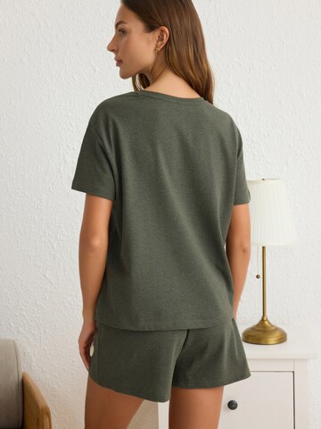 Trendyol Shorty in Grün