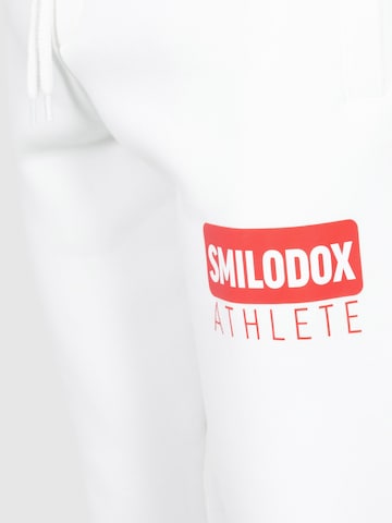 Effilé Pantalon de sport 'Athlete' Smilodox en blanc