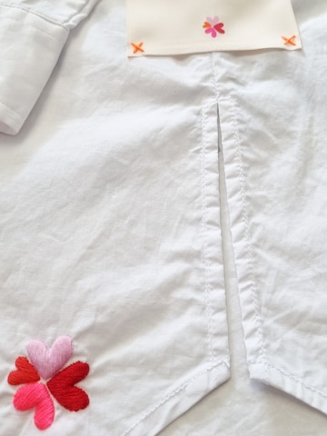 LIKS. Munich Blouse 'Bluse mit Knopfleiste und Schriftzug im RT' in Wit