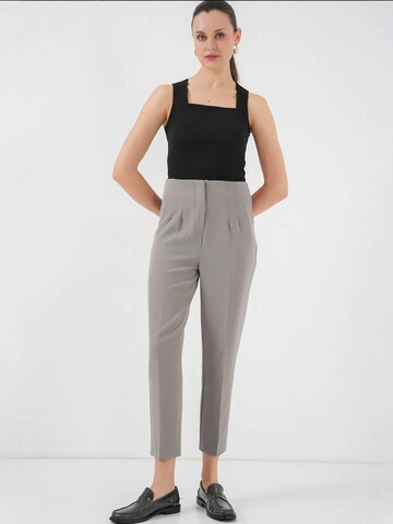 Coupe slim Pantalon Bigdart en gris : devant