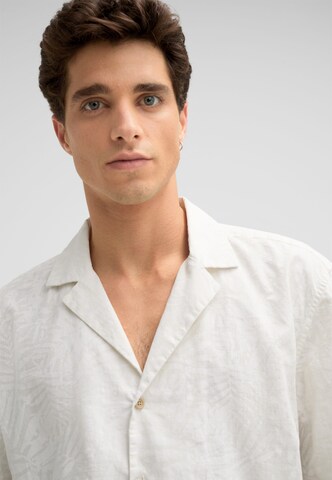 STRELLSON Comfort fit Button Up Shirt 'Cliro' in White
