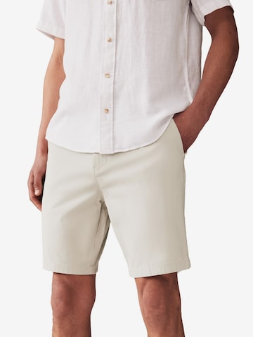 smėlio Next Standartinis „Chino“ stiliaus kelnės: priekis