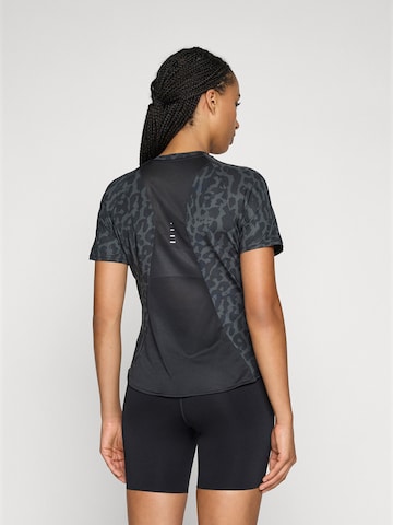 T-shirt fonctionnel 'SWIFT' NIKE en noir