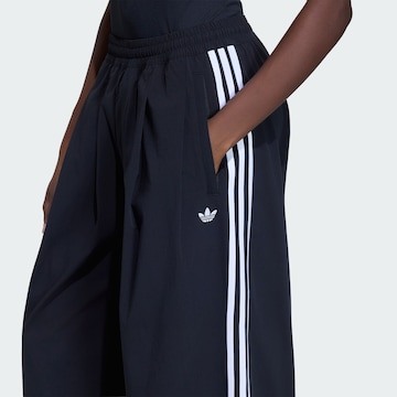 ADIDAS ORIGINALS - Pierna ancha Pantalón deportivo 'Adilenium 5.0' en negro