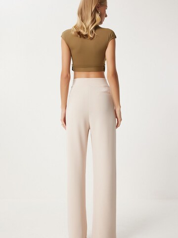 Wide leg Pantaloni con piega frontale di Happiness İstanbul in beige