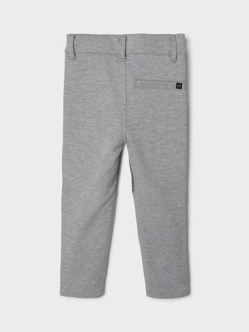 Coupe slim Pantalon 'Silas' NAME IT en gris