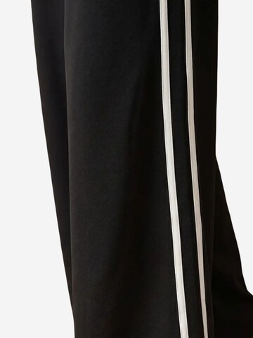 Wide leg Pantaloni con pieghe di My fashion in nero
