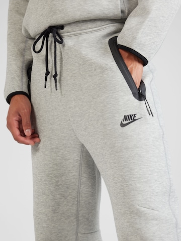 Nike Sportswear Широка кройка Панталон 'TECH FLEECE' в сиво