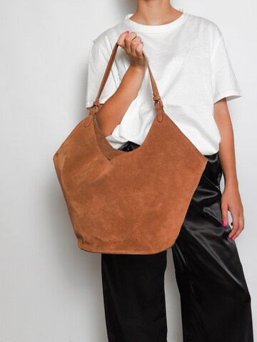 Gave Lux Shoulder Bag in Brown: front