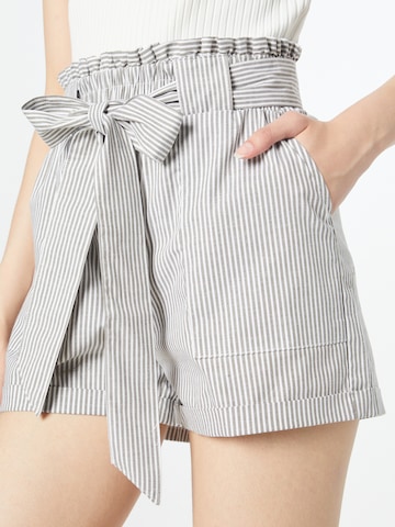 ONLY Loosefit Shorts 'Smilla' in Grün