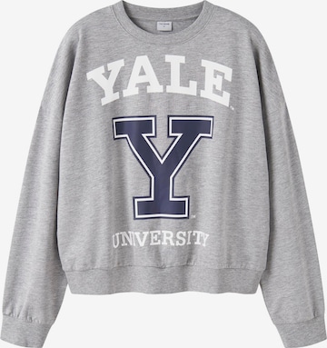 Sweat-shirt TWO SOON en gris : devant