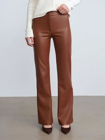 Flared Pantaloni di Dilvin in marrone