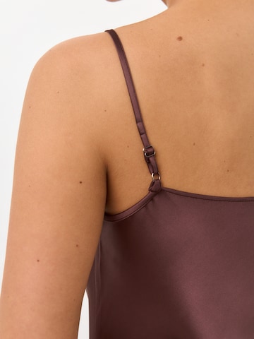 Serena Silueta Mekko 'Below the knee satin slip dress 'Grace'' värissä ruskea