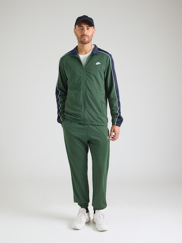 Nike Sportswear regular Φόρμα τρεξίματος 'CLUB' σε πράσινο: μπροστά