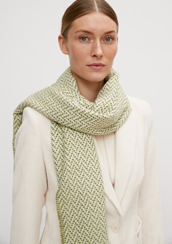 COMMA Scarf in Green: front