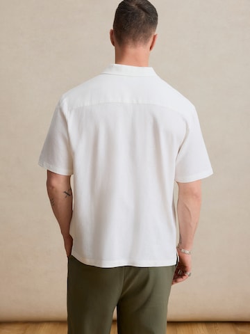 DAN FOX APPAREL Средняя посадка Рубашка 'Leonard' в Белый
