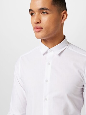 Coupe regular Chemise business BURTON MENSWEAR LONDON en blanc